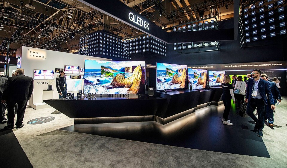 Samsung kjørte stort på årets CES, og viste blant annet fram sin ny 98 tommer store 8K-TV. Foto: Samsung
