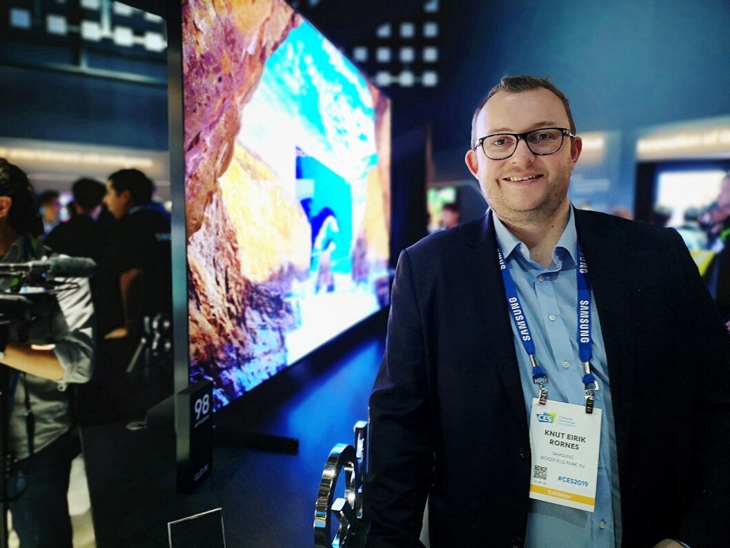 Knut Eirik Rørnes, produktspesialist i Samsung Nordic, sier de har hatt ventelister på første generasjon av selskapets 8K-TVer i Norge. Nå kommer de nye versjonene. Foto: Marte Ottemo. Knut Eirik Rørnes, produktspesialist i Samsung Nordic, sier de har hatt ventelister på første generasjon av selskapets 8K-TVer i Norge. Nå kommer de nye versjonene. Foto: Marte Ottemo.