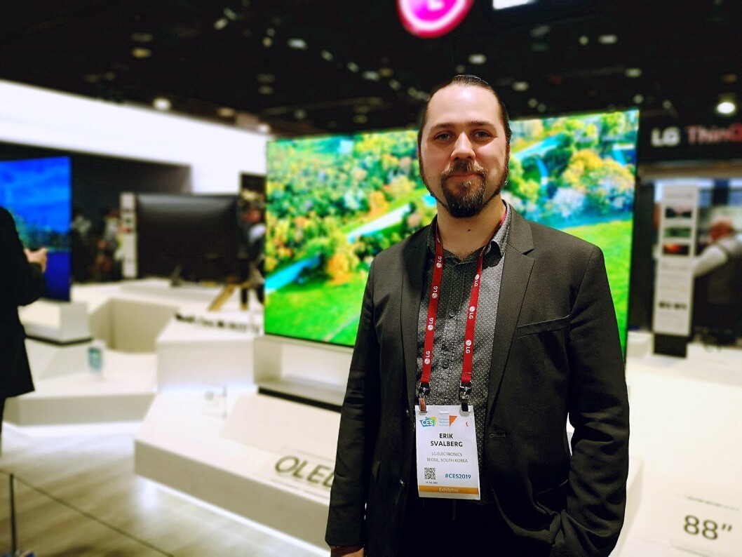 Produktspesialist i LG Nordic, Erik Svalberg, presenterte selskapets nyeste TVer under CES-messen i Las Vegas. Foto: Marte Ottemo. Produktspesialist i LG Nordic, Erik Svalberg, presenterte selskapets nyeste TVer under CES-messen i Las Vegas. Foto: Marte Ottemo.