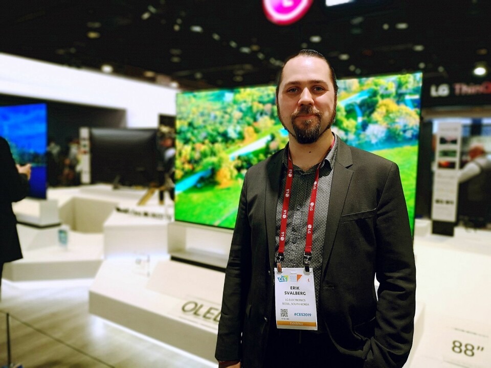 Produktspesialist i LG Nordic, Erik Svalberg, presenterte selskapets nyeste TVer under CES-messen i Las Vegas. Foto: Marte Ottemo.