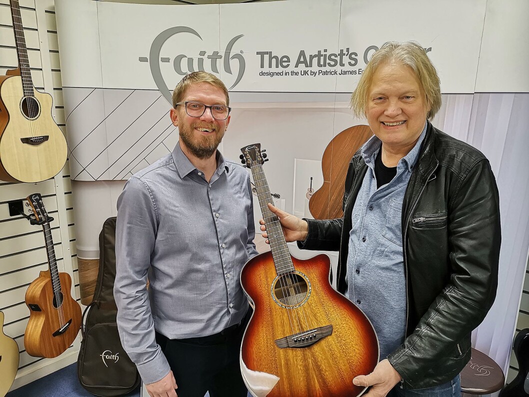 Eksportsjef Phil Harrop (t. v.) i Barnes & Mullins og Geir Steinar Eriksen i Musikkengros GE med en Faith Venus Blood Moon Electro med utsparing. Pris: 12.000,- Foto: Stian Sønsteng. Eksportsjef Phil Harrop (t. v.) i Barnes & Mullins og Geir Steinar Eriksen i Musikkengros GE med en Faith Venus Blood Moon Electro med utsparing. Pris: 12.000,- Foto: Stian Sønsteng.