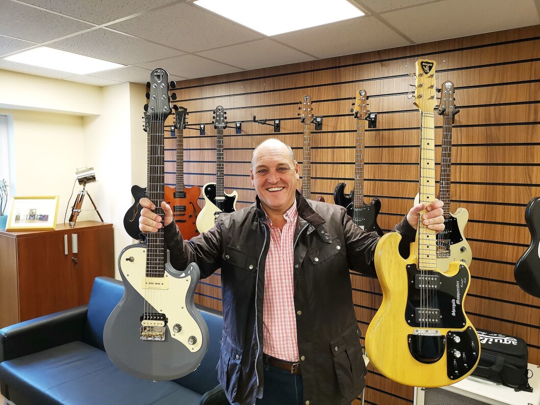 Brian Cleary med Shergold Masquerader-gitar fra 1976 (t. h.) og dagens versjon – som ifølge Cleary skal være en million ganger bedre. Foto: Stian Sønsteng. Brian Cleary med Shergold Masquerader-gitar fra 1976 (t. h.) og dagens versjon – som ifølge Cleary skal være en million ganger bedre. Foto: Stian Sønsteng.