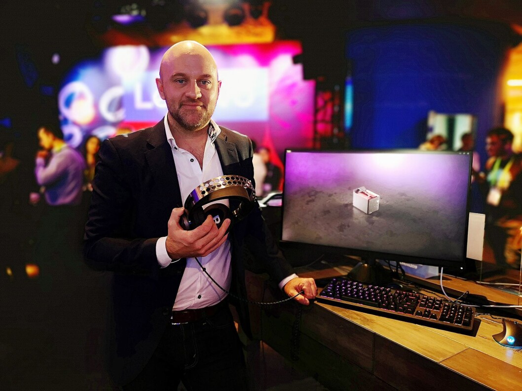 Martin Sterner, direktør for konsumentmarkedet i Lenovo Nordic, viser fram de nye Legion hodetelefonene fra selskapet. Foto: Marte Ottemo. Martin Sterner, direktør for konsumentmarkedet i Lenovo Nordic, viser fram de nye Legion hodetelefonene fra selskapet. Foto: Marte Ottemo.