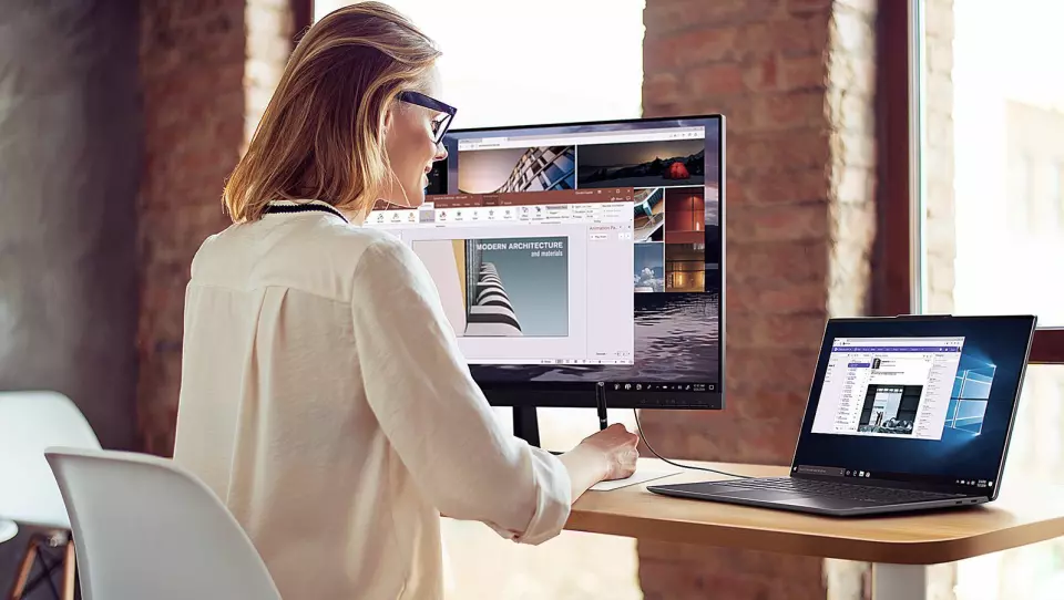 Nye Lenovo Yoga S940 har egen privatmodus slik at du kan jobbe på sensitive dokumenter også i åpne kontorlandskap eller på reise. Foto: Lenovo.