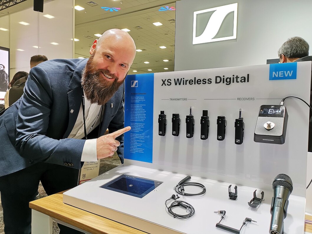 Richard Opsahl-Engen i Sennheiser Nordic AS med XS Wireless Digital, en ny alt-i-ett-serie for trådløs overføring av musikk, teater og tale, også tilpasset overføring av lyd til video. Foto: Stian Sønsteng Richard Opsahl-Engen i Sennheiser Nordic AS med XS Wireless Digital, en ny alt-i-ett-serie for trådløs overføring av musikk, teater og tale, også tilpasset overføring av lyd til video. Foto: Stian Sønsteng