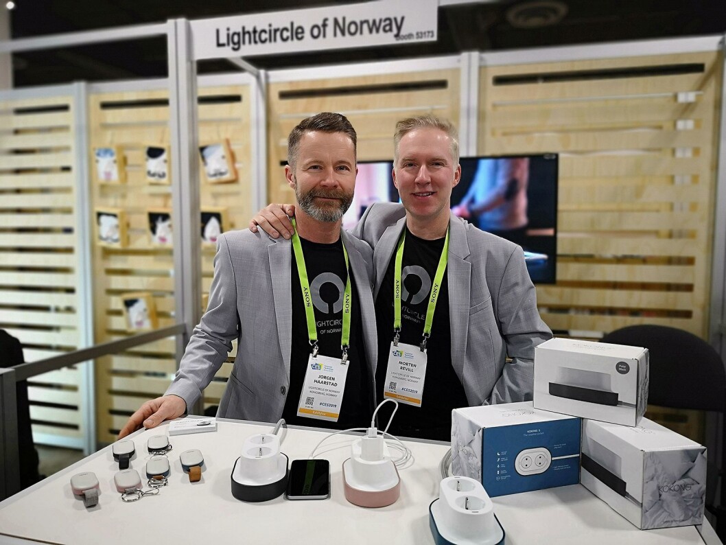 Co-gründere Jørgen Hårstad (t.v) og Morten Revill i Lightcircle of Norway er på CES for å vise fram sin smarte stikkontakt Kokong. Foto: Marte Ottemo Co-gründere Jørgen Hårstad (t.v) og Morten Revill i Lightcircle of Norway er på CES for å vise fram sin smarte stikkontakt Kokong. Foto: Marte Ottemo