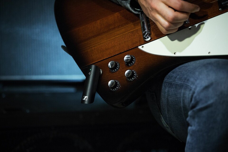 XSW-D i XS Wireless Digital-serien plugges rett i gitaren eller bassgitaren. Foto: Sennheiser.