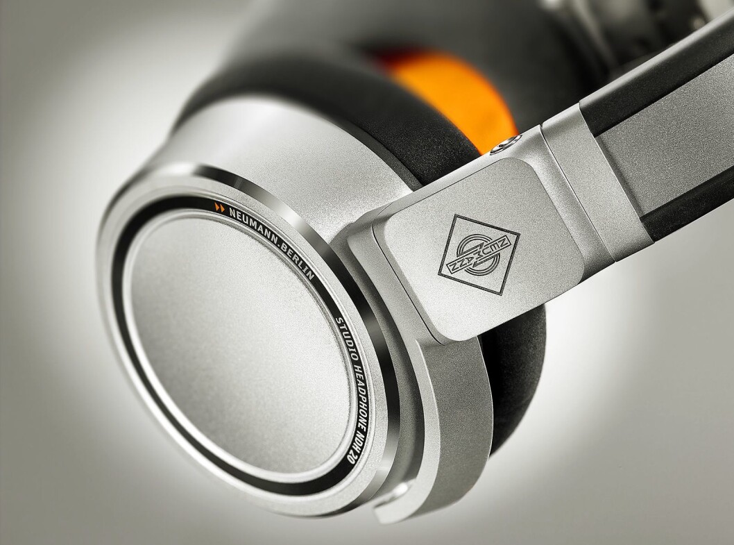 Neumanns første hodetelefon; NDH 20, med 38 mm drivere. Foto: Neumann. Neumanns første hodetelefon; NDH 20, med 38 mm drivere. Foto: Neumann.