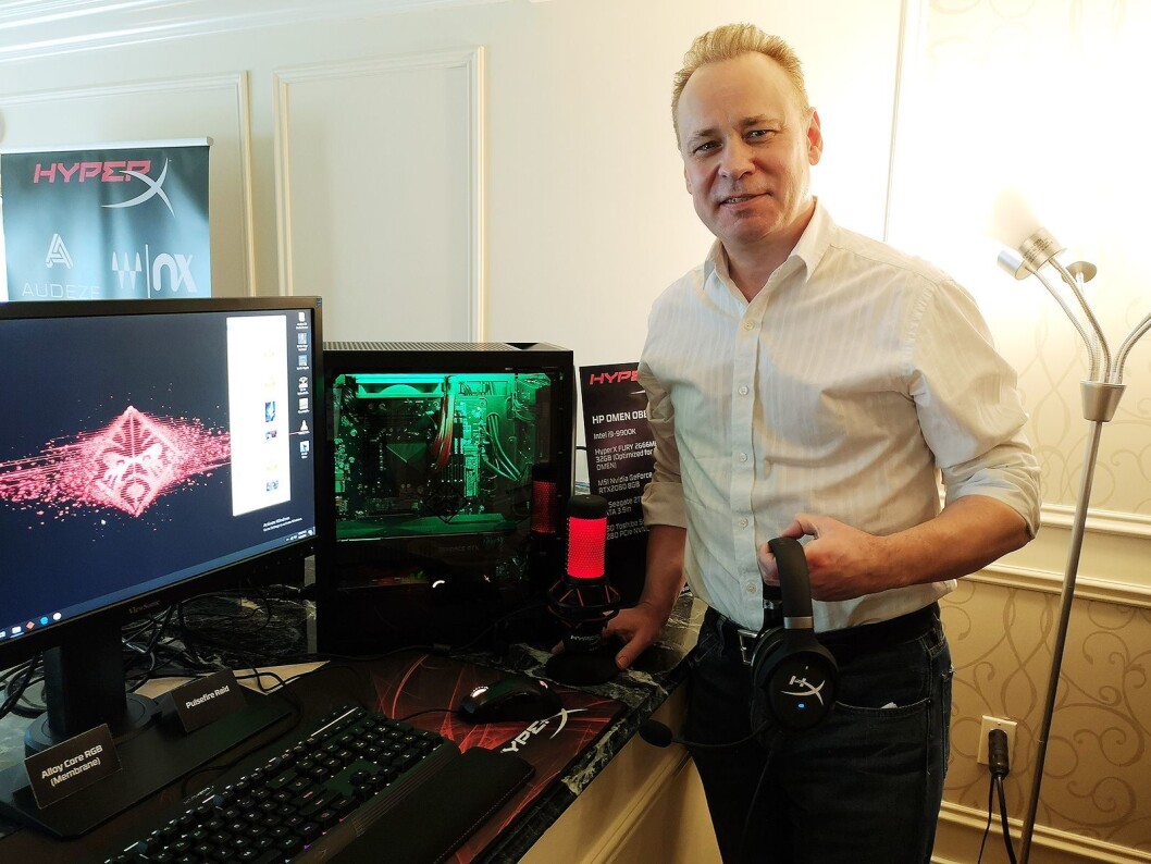 Emea-sjef i HyperX, Paul Leaman, viser fram selskapets nye hodetelefoner Coud Orbi, og mikrofonen HyperX Quadcast på CES i Las Vegas. Foto: Marte Ottemo Emea-sjef i HyperX, Paul Leaman, viser fram selskapets nye hodetelefoner Coud Orbi, og mikrofonen HyperX Quadcast på CES i Las Vegas. Foto: Marte Ottemo