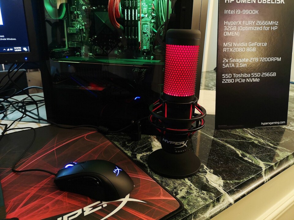 HyperX Quadcast er rettet mot gamere som strømmer live, og lyser rødt for å indikere at du er på lufta. Foto: Marte Ottemo.