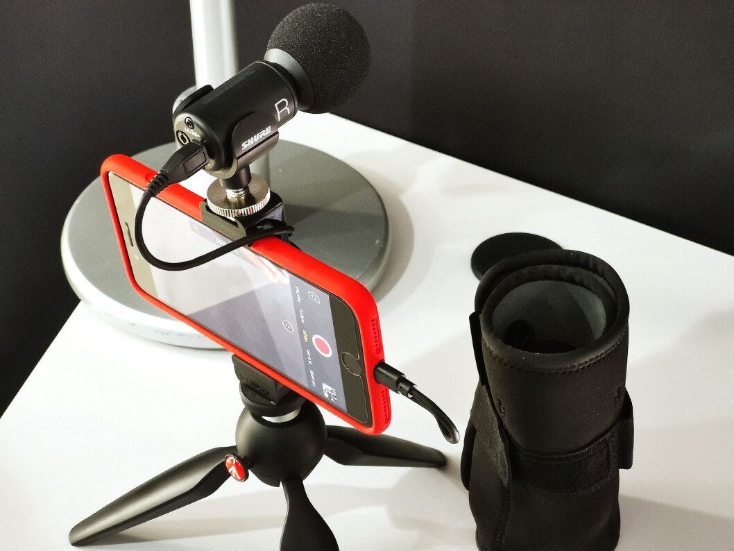 Shure MV88+ Video Kit består av en mikrofon med kabler fra lightning og USB-C til mikro-USB samt hodetelefoninngang, samt et Manfrottostativ, feste til mobiltelefonen, og en mappe for oppbevaring. Foto: Stian Sønsteng. Shure MV88+ Video Kit består av en mikrofon med kabler fra lightning og USB-C til mikro-USB samt hodetelefoninngang, samt et Manfrottostativ, feste til mobiltelefonen, og en mappe for oppbevaring. Foto: Stian Sønsteng.