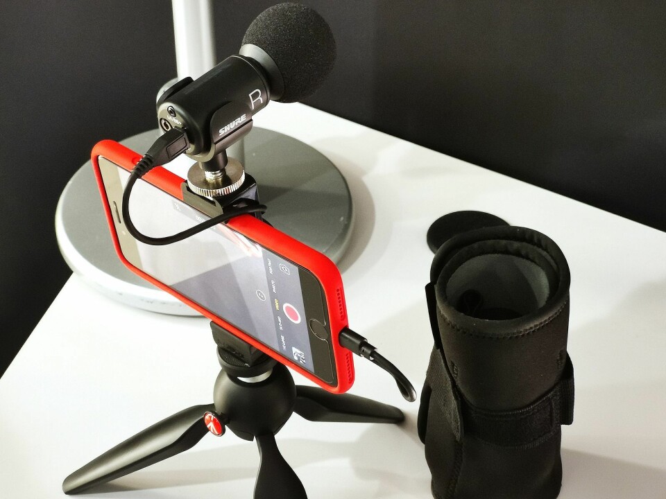 Shure MV88+ Video Kit består av en mikrofon med kabler fra lightning og USB-C til mikro-USB samt hodetelefoninngang, samt et Manfrottostativ, feste til mobiltelefonen, og en mappe for oppbevaring. Foto: Stian Sønsteng.