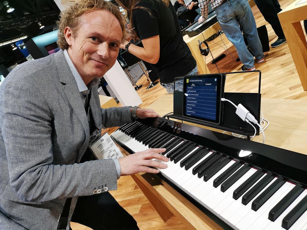 Mikael Muskantor i Polysonic Scandinavia AB med det nye og slanke el-pianoet Casio Privia PX-S1000. Pris: 6.500,- Foto: Stian Sønsteng