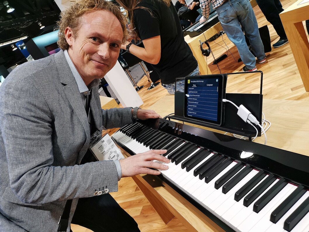 Mikael Muskantor i Polysonic Scandinavia AB med det nye og slanke el-pianoet Casio Privia PX-S1000. Pris: 6.500,- Foto: Stian Sønsteng Mikael Muskantor i Polysonic Scandinavia AB med det nye og slanke el-pianoet Casio Privia PX-S1000. Pris: 6.500,- Foto: Stian Sønsteng