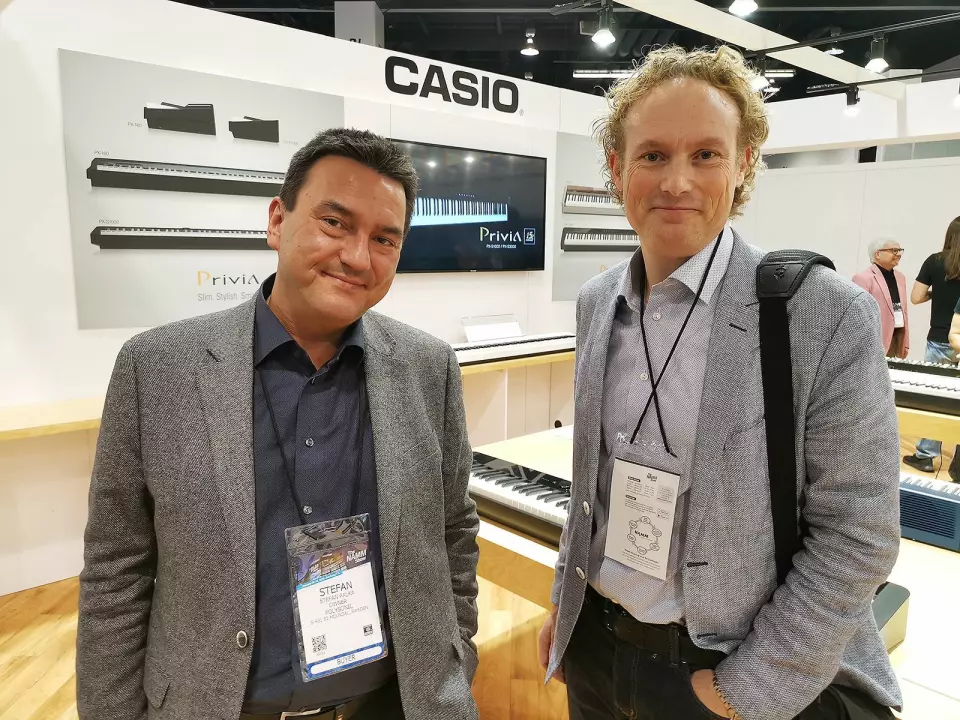 Stefan Palka (t. v.) og Mikael Muskantor i Polysonic Scandinavia AB på besøk hos Casio under The NAMM Show 2019. Foto: Stian Sønsteng.