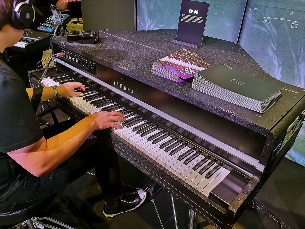 Mange benyttet anledningen på The NAMM Show til å prøve Yamahas klassiske piano CP80. Foto: Stian Sønsteng. Mange benyttet anledningen på The NAMM Show til å prøve Yamahas klassiske piano CP80. Foto: Stian Sønsteng.