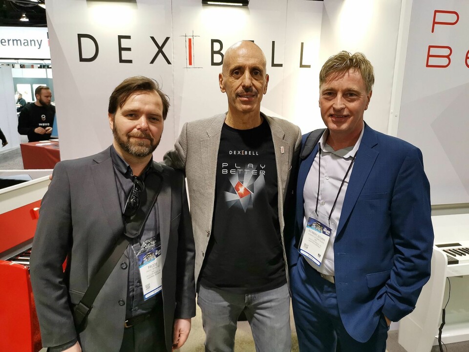 Fulvio Pesenti i det italienske selskapet Dexibell, flankert av Frode Skinstad (t. v.) og Robert Storm Olsen i Procom Music AS. Foto: Stian Sønsteng.