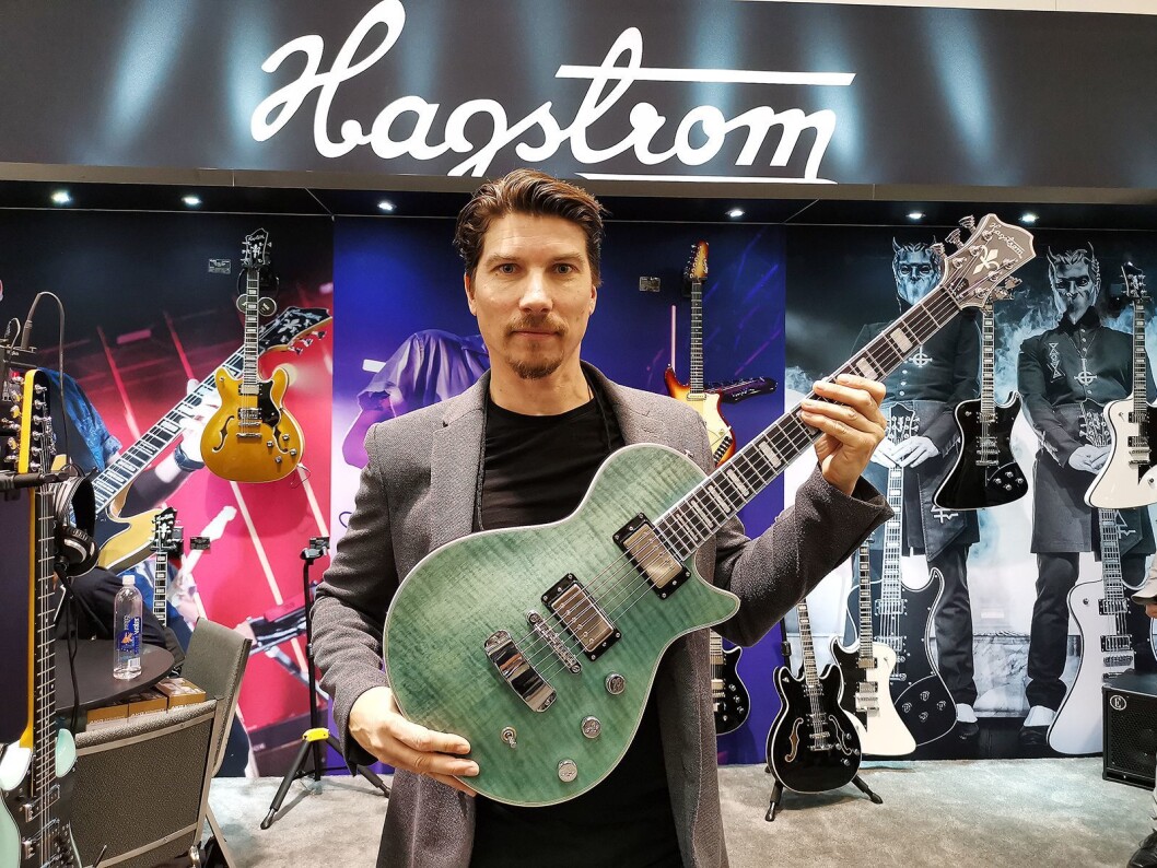 Morten Jensen i EM Nordic AS med Hagström Ultra Max, som er en litt slankere versjon av Ultra Swede. Pris: 6.000,- Foto: Stian Sønsteng Morten Jensen i EM Nordic AS med Hagström Ultra Max, som er en litt slankere versjon av Ultra Swede. Pris: 6.000,- Foto: Stian Sønsteng