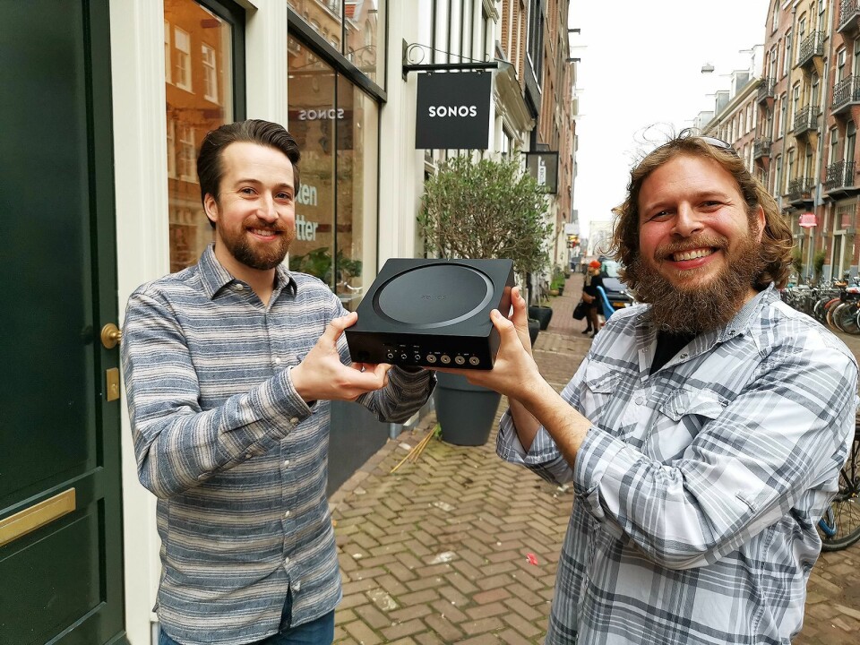 Patrick Gall (t. v.) og Benji Rappoport lanserte Sonos Amp under et arrangement i Amsterdam den 5. februar. Foto: Stian Sønsteng