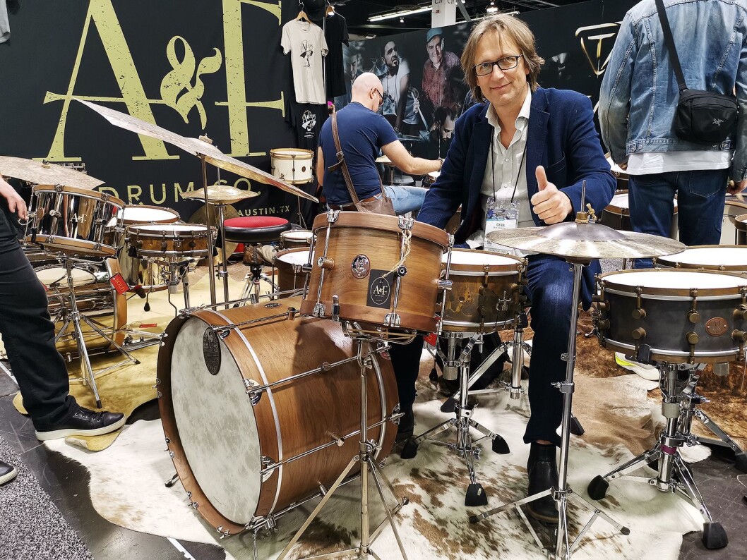 Geir Digernes i Gitarhuset får ikke fullrost trommene fra A&F Drum Co. Disse er laget for hånd i Austin i Texas. Foto: Stian Sønsteng Geir Digernes i Gitarhuset får ikke fullrost trommene fra A&F Drum Co. Disse er laget for hånd i Austin i Texas. Foto: Stian Sønsteng