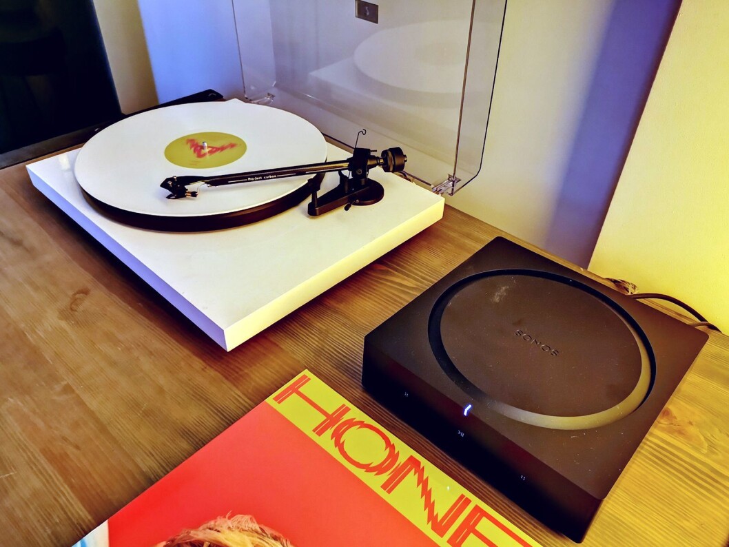 Sonos Amp tilkoplet en platespiller. Foto: Stian Sønsteng Sonos Amp tilkoplet en platespiller. Foto: Stian Sønsteng