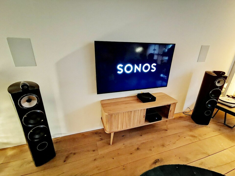Under presselanseringen i Amsterdam viste Sonos at Amp kan drive både deres egne innbyggingshøyttalere, og frittstående høyttalere, der den skaper en virtuell senterkanal. Foto: Stian Sønsteng.