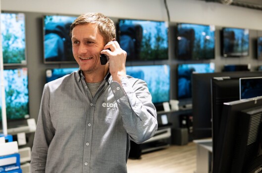 Eirik Snoksrud iført ny og grå Elon-skjorte, etter at Euronics Lambertseter har bytt navn til Elon Lambertseter. Foto: Elon. Eirik Snoksrud iført ny og grå Elon-skjorte, etter at Euronics Lambertseter har bytt navn til Elon Lambertseter. Foto: Elon.
