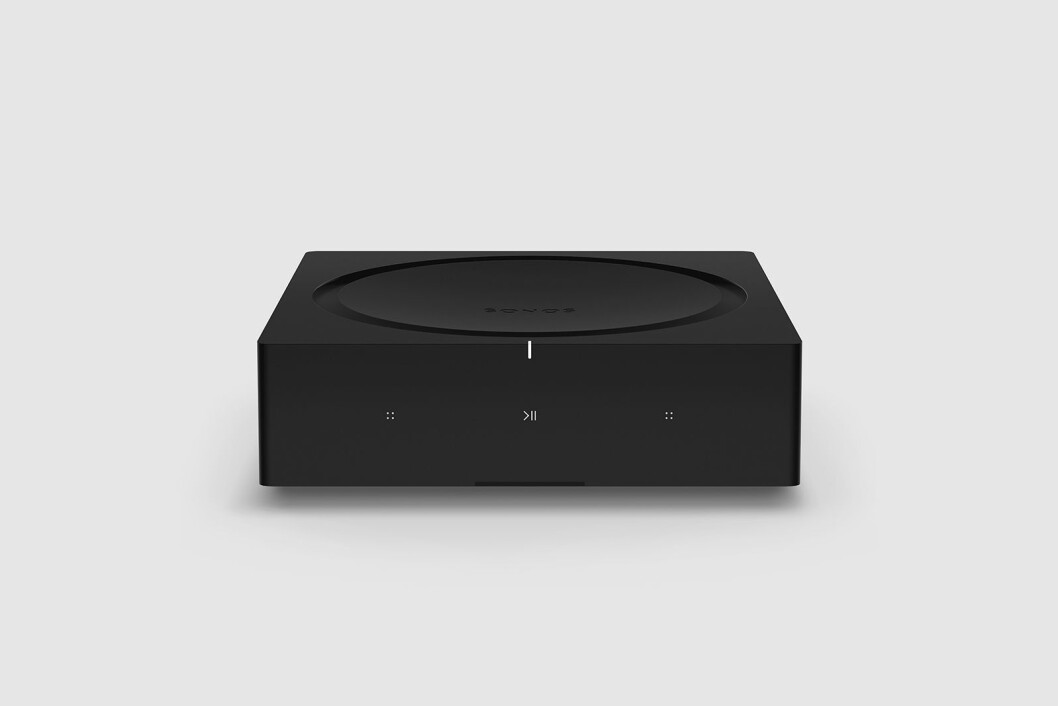 Sonos Amp har digitalforsterker i klasse D på 125 watt per kanal ved 8 ohm, måler 64x217x217 mm, mens vekten er 2,1 kilo. Pris: 6.500 kroner. Foto: Sonos Sonos Amp har digitalforsterker i klasse D på 125 watt per kanal ved 8 ohm, måler 64x217x217 mm, mens vekten er 2,1 kilo. Pris: 6.500 kroner. Foto: Sonos