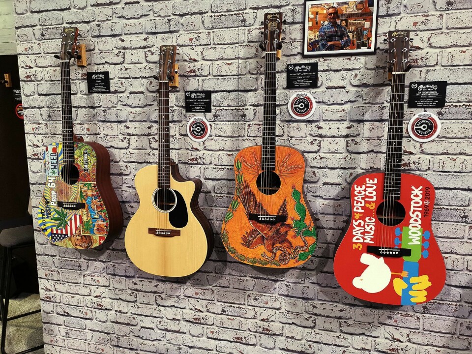 Martin-gitarer produsert i Mexico. De to til høyre i anledning Mexico-fabrikkens 30 års- og Woodstock-festivalens 50 års-jubileum. De to andre er Dreadnought Junior-modeller. Foto: Stian Sønsteng.
