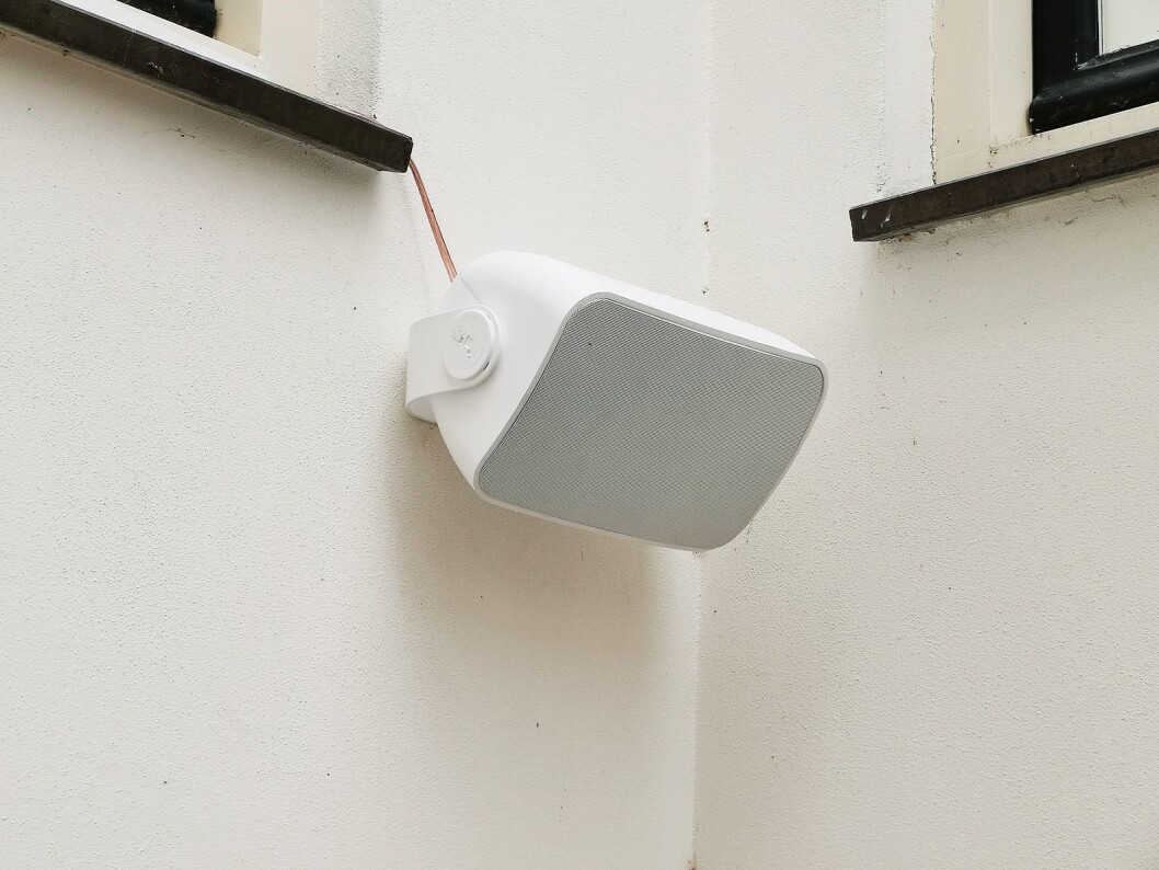 Innbyggingshøyttalerne Sonos In-Wall (t. h.) og Sonos In-Ceiling, som er i handelen 26. februar, koster 6.500 kroner paret. Foto: Stian Sønsteng. Innbyggingshøyttalerne Sonos In-Wall (t. h.) og Sonos In-Ceiling, som er i handelen 26. februar, koster 6.500 kroner paret. Foto: Stian Sønsteng.
