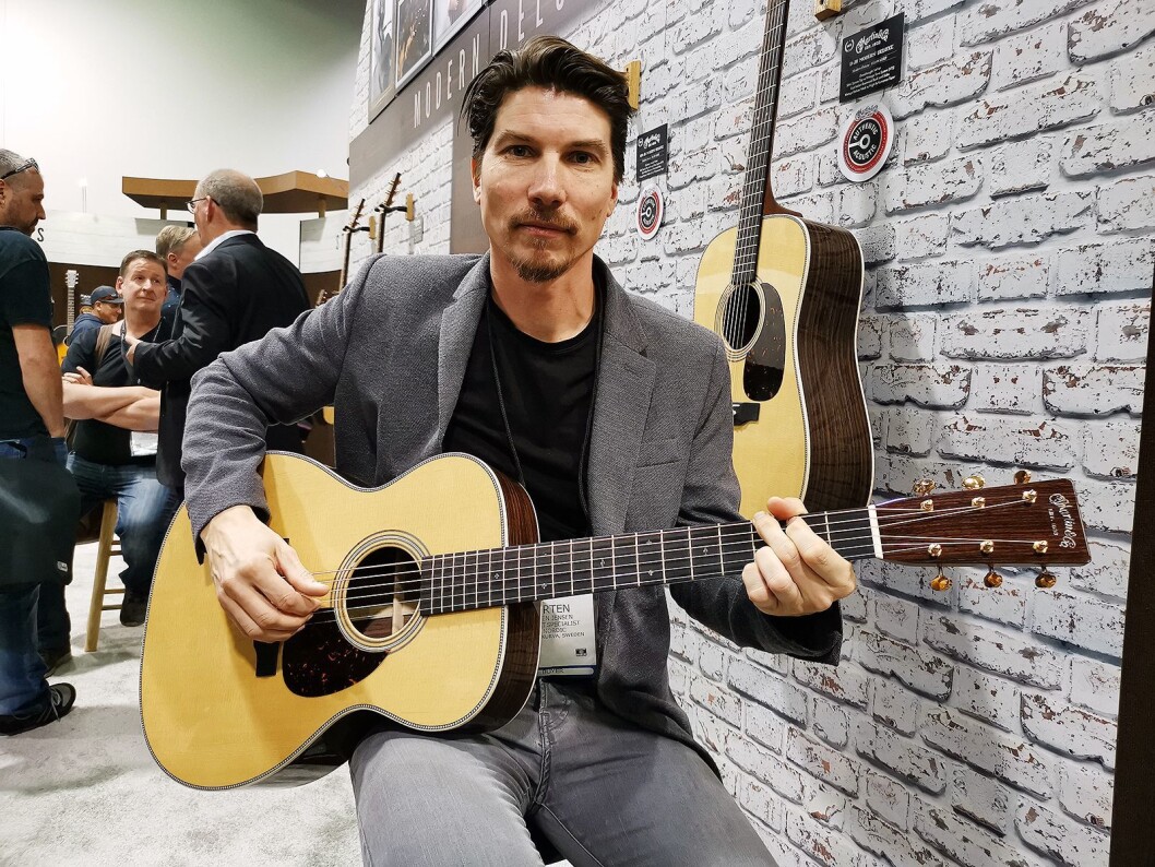 Morten Jensen i EM Nordic AS med Martin OM-28 Modern Deluxe, blant annet med strengeplugger fra Liquidmetal. Pris: 52.000,- Stian Sønsteng. Morten Jensen i EM Nordic AS med Martin OM-28 Modern Deluxe, blant annet med strengeplugger fra Liquidmetal. Pris: 52.000,- Stian Sønsteng.