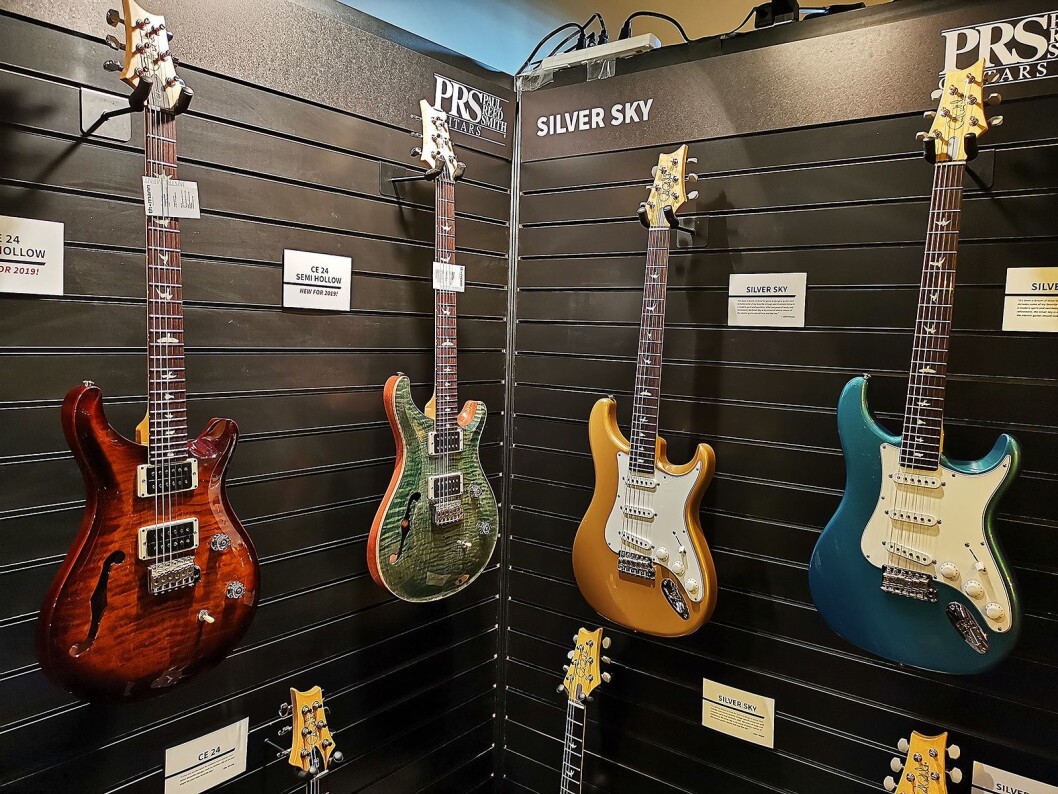 Paul Reed Smith Guitars (PRS) viste på The NAMM Show blant annet CE 24 Semi-Hollow (t. v.). Foto: Stian Sønsteng. Paul Reed Smith Guitars (PRS) viste på The NAMM Show blant annet CE 24 Semi-Hollow (t. v.). Foto: Stian Sønsteng.