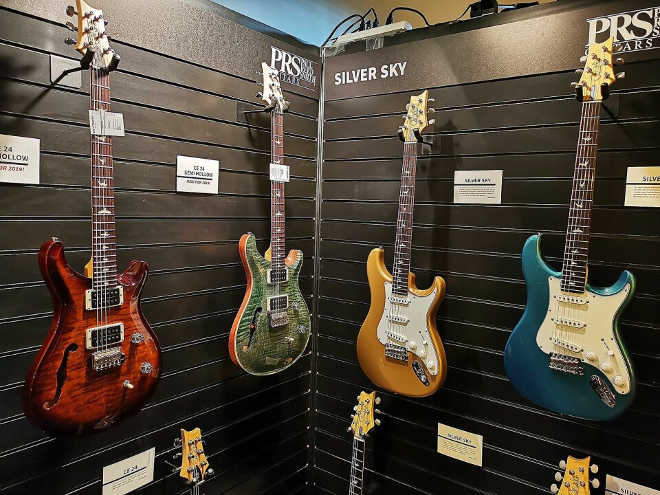 Paul Reed Smith Guitars (PRS) viste på The NAMM Show blant annet CE 24 Semi-Hollow (t. v.). Foto: Stian Sønsteng.