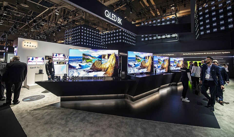 Norske forbrukere kjøper stadig større TVer, og flere produsenter kommer med 75, 85 og 98 tommer store modeller i 2019. Her fra Samsungs stand på CES-messen i Las Vegas i januar. Foto: CES