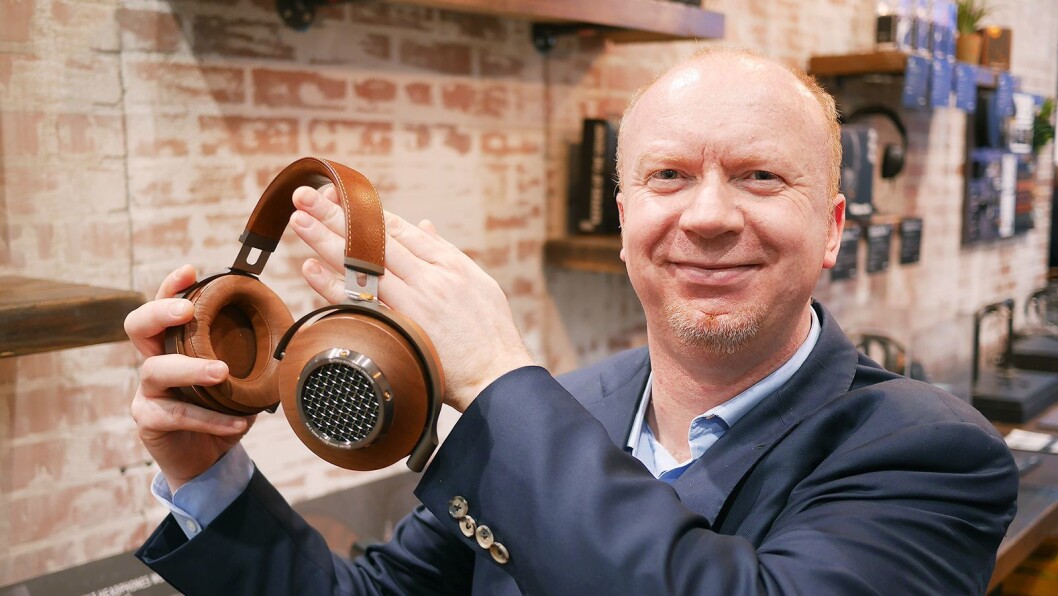 Terje Romen i Mono AS fotografert på CES-messen i 2017 med hodetelefonen Klipsch Reference Premiere. Foto: Stian Sønsteng Terje Romen i Mono AS fotografert på CES-messen i 2017 med hodetelefonen Klipsch Reference Premiere. Foto: Stian Sønsteng