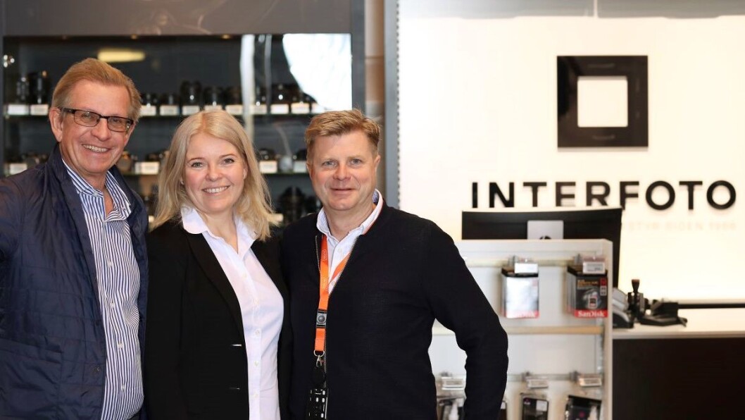 Egil Rosensverd (f. v.) i Interfoto sammen med med Elin og Roar Sandvik fra Foto.no. Foto: Foto.no Egil Rosensverd (f. v.) i Interfoto sammen med med Elin og Roar Sandvik fra Foto.no. Foto: Foto.no