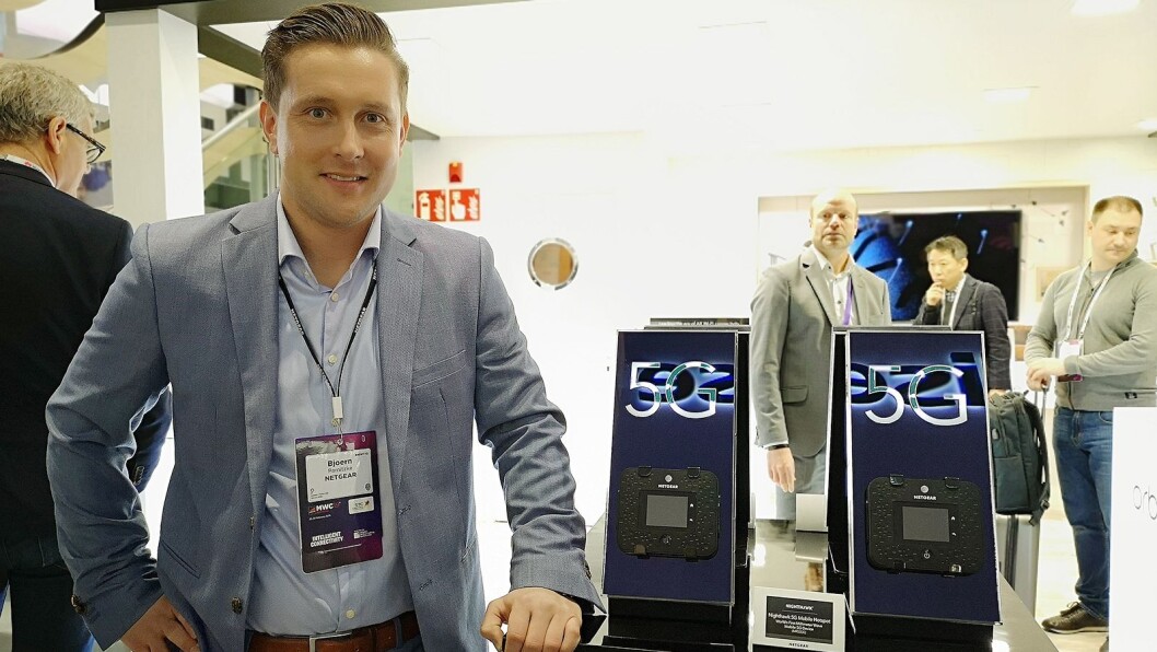 Björn Parnitzke med Nighthawk 5G Mobile Hotspot. Foto: Marte Ottemo. Björn Parnitzke med Nighthawk 5G Mobile Hotspot. Foto: Marte Ottemo.