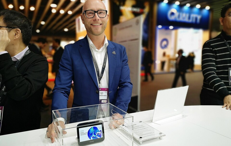 Lars Toft med HTC 5G Smart Hub. Foto: Marte Ottemo.