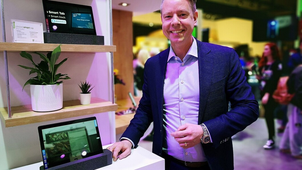 Patrik Andersson i Lenovo med SmartTab. Foto: Marte Ottemo. Patrik Andersson i Lenovo med SmartTab. Foto: Marte Ottemo.