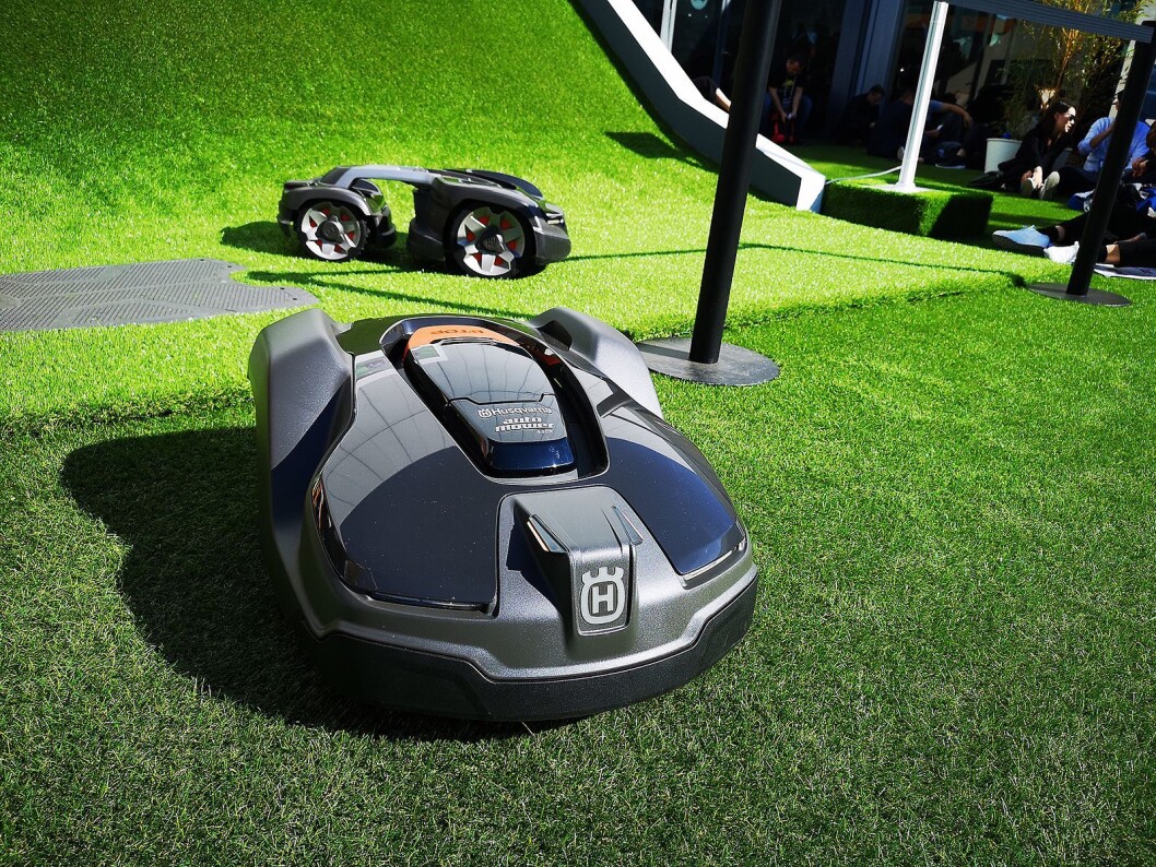 På kunstgress i uteområdene på Mobile World Congress i Barcelona kunne besøkende beskue Husqvarnas nye, autonome robotgressklipper Automower 435X ADW. Foto: Marte Ottemo På kunstgress i uteområdene på Mobile World Congress i Barcelona kunne besøkende beskue Husqvarnas nye, autonome robotgressklipper Automower 435X ADW. Foto: Marte Ottemo
