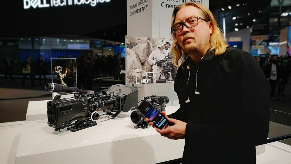 Rikard Skogberg i Sony Mobile med Xperia 1. Foto: Marte Ottemo.