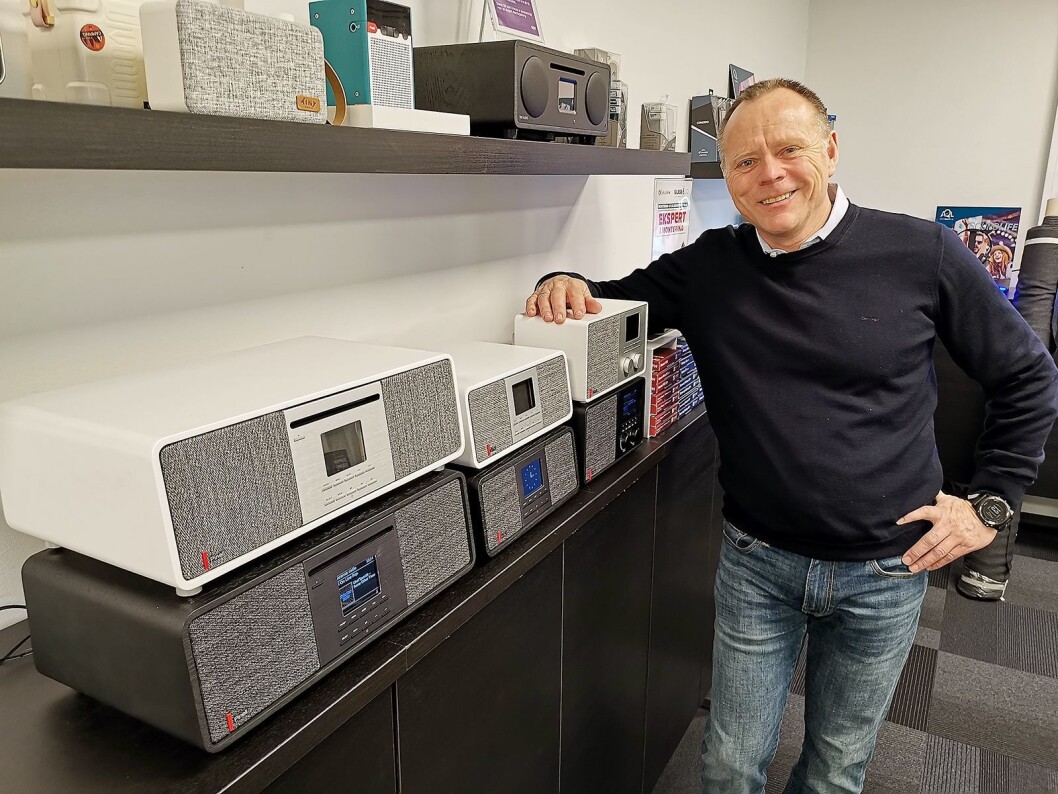 Tom Vedvik i TT Micro med de tre Pinell Supersound-modellene 701, 501 og 301, i sort og hvit eik. De kommer også i valnøtt. Foto: Stian Sønsteng Tom Vedvik i TT Micro med de tre Pinell Supersound-modellene 701, 501 og 301, i sort og hvit eik. De kommer også i valnøtt. Foto: Stian Sønsteng
