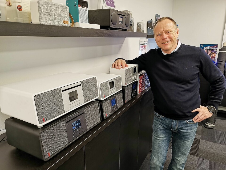 Tom Vedvik i TT Micro med de tre Pinell Supersound-modellene 701, 501 og 301, i sort og hvit eik. De kommer også i valnøtt. Foto: Stian Sønsteng