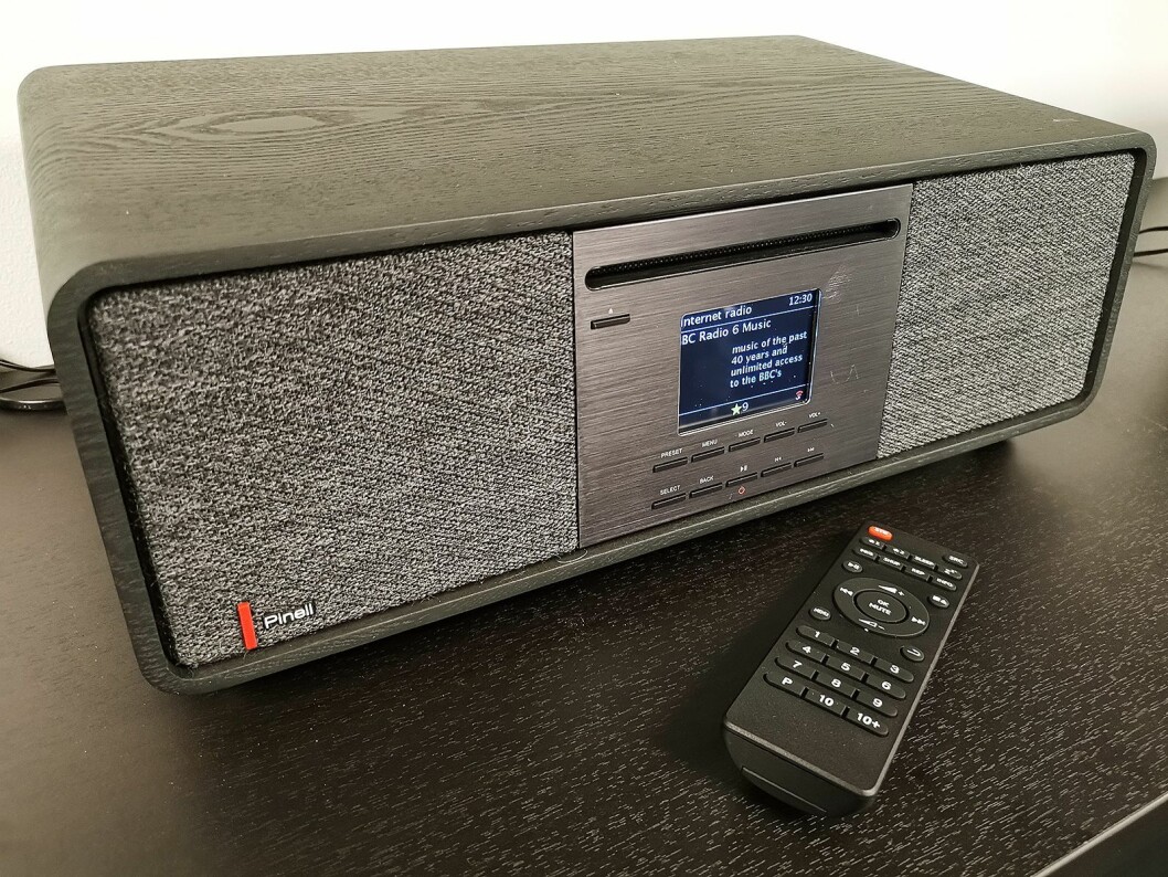 Pinell Supersound 701 kommer med fjernkontroll og CD-spiller. TT Micro anbefaler at man lytter til internettradio, siden oppløsningen her ofte er høyere enn på dab. Foto: Stian Sønsteng.