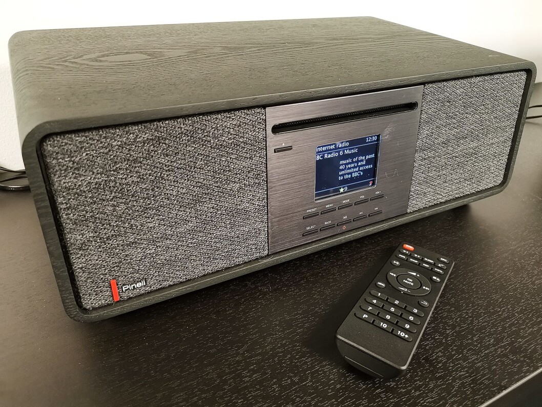 Pinell Supersound 701 kommer med fjernkontroll og CD-spiller. TT Micro anbefaler at man lytter til internettradio, siden oppløsningen her ofte er høyere enn på dab. Foto: Stian Sønsteng. Pinell Supersound 701 kommer med fjernkontroll og CD-spiller. TT Micro anbefaler at man lytter til internettradio, siden oppløsningen her ofte er høyere enn på dab. Foto: Stian Sønsteng.