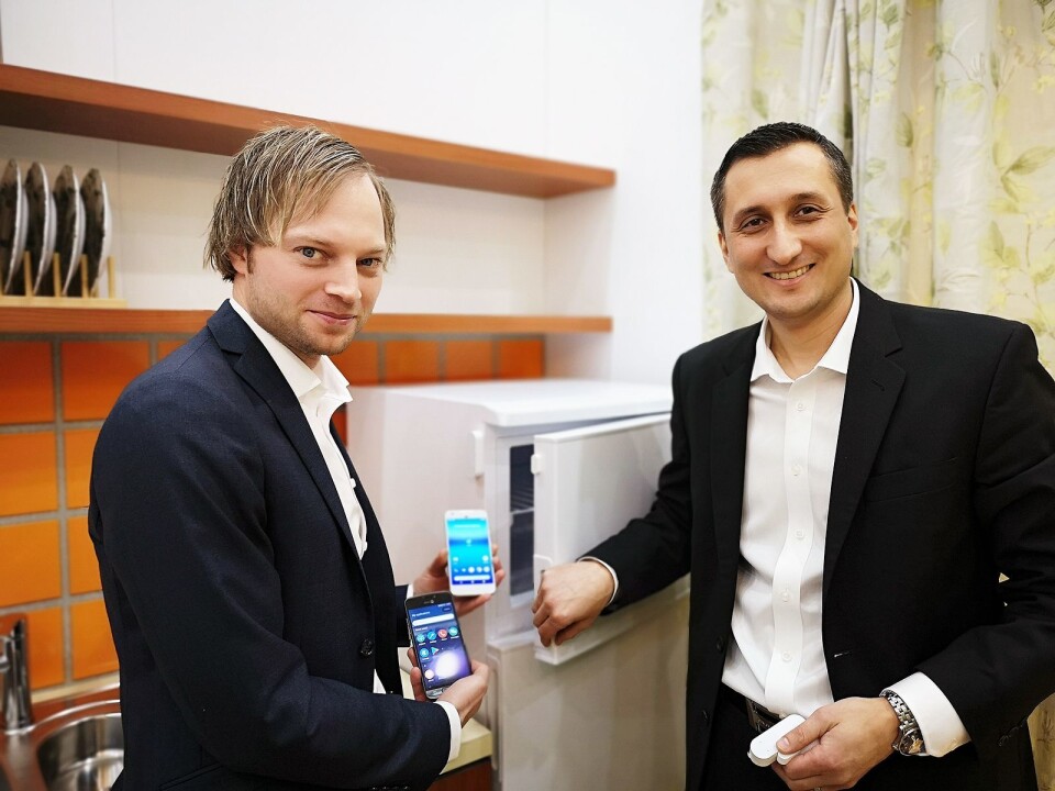 Nøkkelkundeansvarlig Anders Austad og kategoriansvarlig for smartprodukter, Nils Gautam, viser fram Smartcare-løsningen fra Doro. Foto: Marte Ottemo