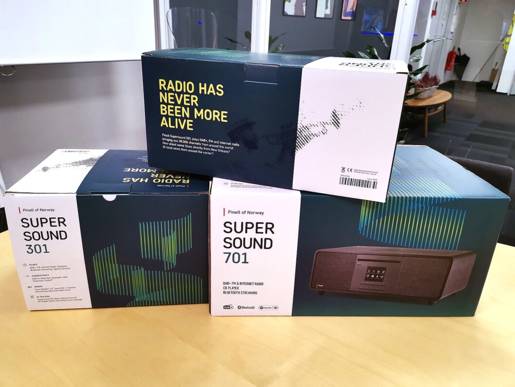 Eskene på de nye Pinell Supersound-radioene er prydet med nordlys, og det legges ikke skjul på at dette er norskutviklede produkter. Foto: Stian Sønsteng. Eskene på de nye Pinell Supersound-radioene er prydet med nordlys, og det legges ikke skjul på at dette er norskutviklede produkter. Foto: Stian Sønsteng.