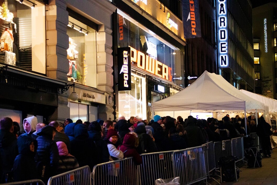 Det var satt opp et telt med 14 kasser utenfor Powers nye butikk i Lille Grensen i Oslo, og 4.000-5.000 mennesker sto i kø ved åpningen kl. 19.00 onsdag 13. mars. Foto: Tobias Rønningen/Power. Det var satt opp et telt med 14 kasser utenfor Powers nye butikk i Lille Grensen i Oslo, og 4.000-5.000 mennesker sto i kø ved åpningen kl. 19.00 onsdag 13. mars. Foto: Tobias Rønningen/Power.