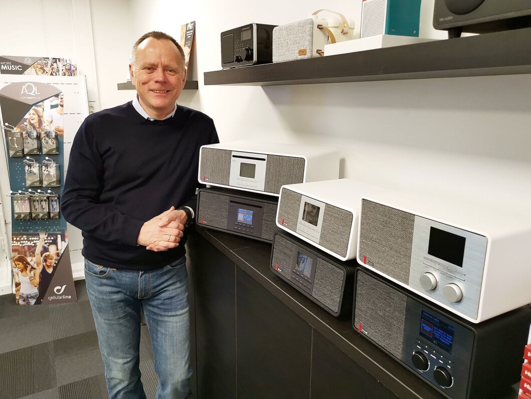 Tom Vedvik i TT Micro med de tre Pinell Supersound-modellene 701, 501 og 301, i sort og hvit eik. De kommer også i valnøtt. Foto: Stian Sønsteng. Tom Vedvik i TT Micro med de tre Pinell Supersound-modellene 701, 501 og 301, i sort og hvit eik. De kommer også i valnøtt. Foto: Stian Sønsteng.