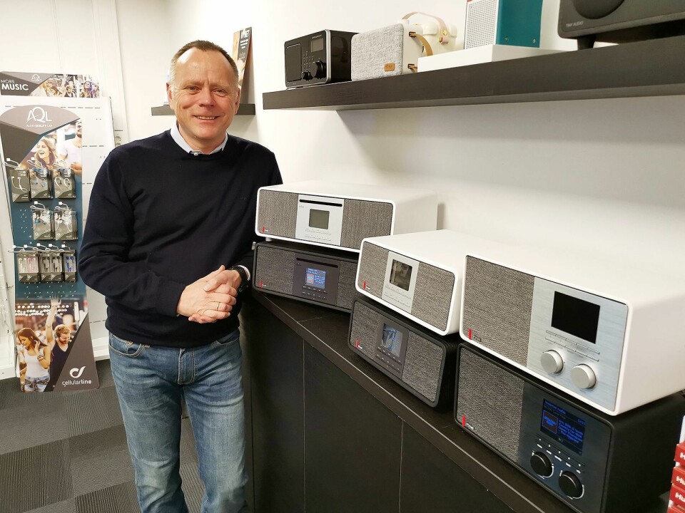 Tom Vedvik i TT Micro med de tre Pinell Supersound-modellene 701, 501 og 301, i sort og hvit eik. De kommer også i valnøtt. Foto: Stian Sønsteng.